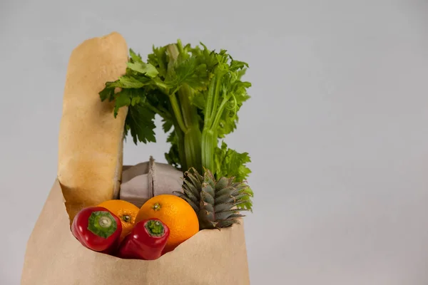 Owoce i warzywa w worek brązowy spożywczy — Zdjęcie stockowe
