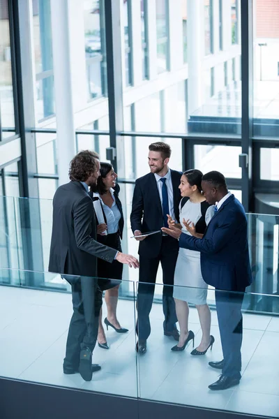 Des hommes d'affaires en discussion au bureau — Photo