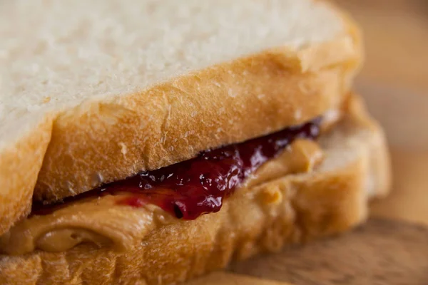 Chleb kanapkę z masłem orzechowym i dżemem — Zdjęcie stockowe