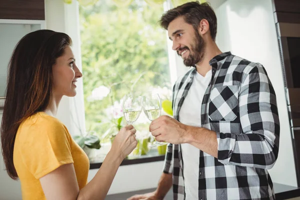 Paar proosten glazen champagne — Stockfoto