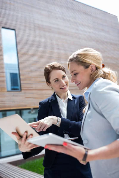 Businesswomen using laptop and tablet — Stock Photo, Image