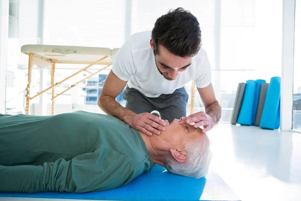 Paramedicus uitvoeren van de reanimatie op patiënt — Stockfoto