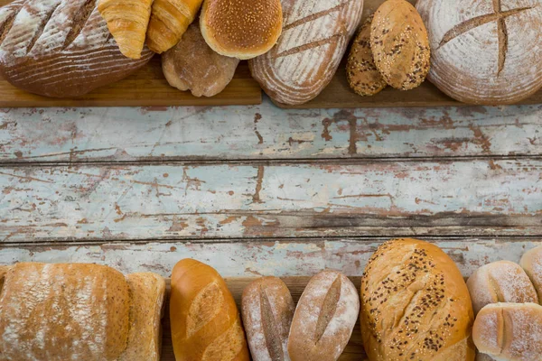 Brot auf Holzplanke arrangiert — Stockfoto