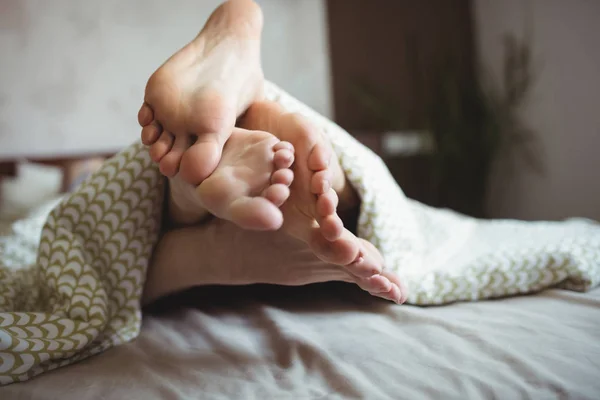 Par som visar sina fötter — Stockfoto