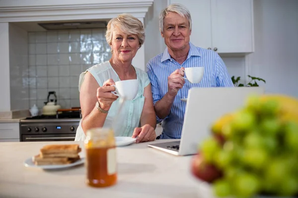 Coppia anziana che prende il tè in cucina — Foto Stock