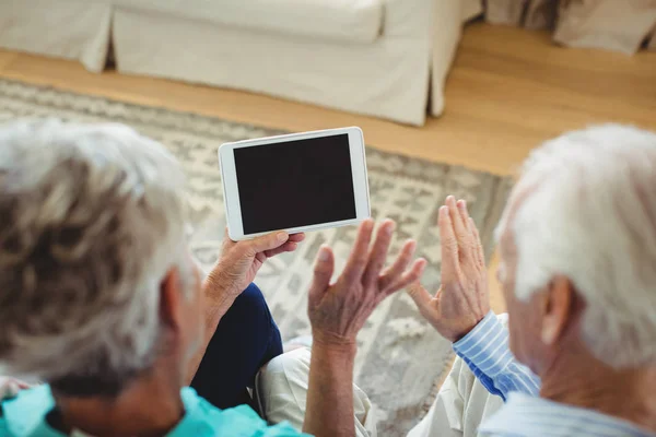 Coppia di anziani video chat su tablet — Foto Stock