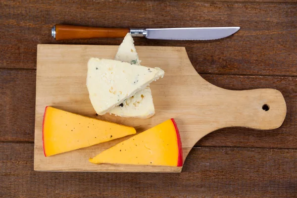 Rebanadas de queso con cuchillo — Foto de Stock