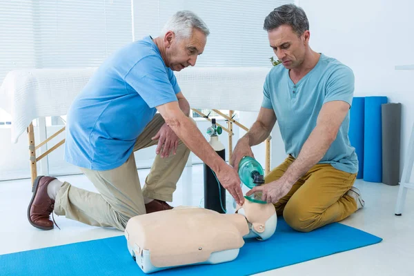 Les ambulanciers pratiquent la réanimation cardiopulmonaire sur mannequin — Photo