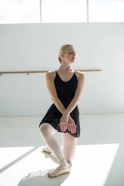 Ballerina practicing ballet dance — Stock Photo, Image