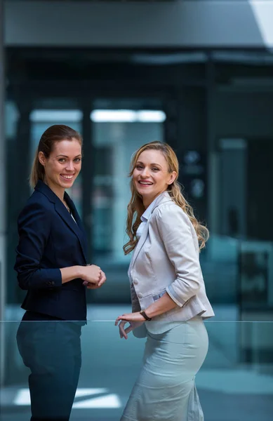 Mujeres de negocios felices de pie en el cargo —  Fotos de Stock