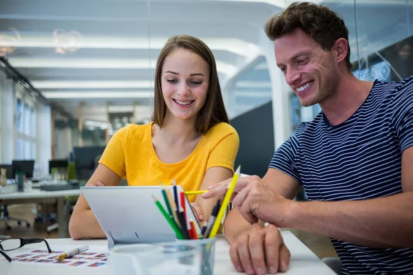 Grafiker am Schreibtisch — Stockfoto