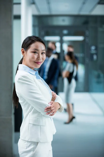 Geschäftsfrau mit verschränkten Armen — Stockfoto