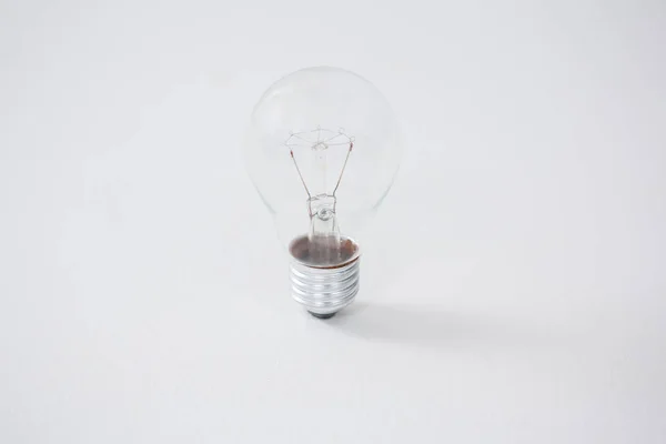 Ampoule électrique sur fond blanc — Photo