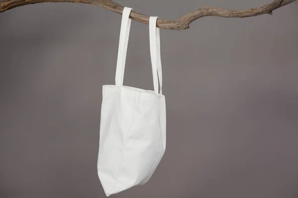 Sac blanc accroché à une branche d'arbre — Photo