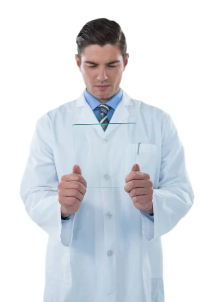 Médico masculino usando una tableta digital futurista — Foto de Stock