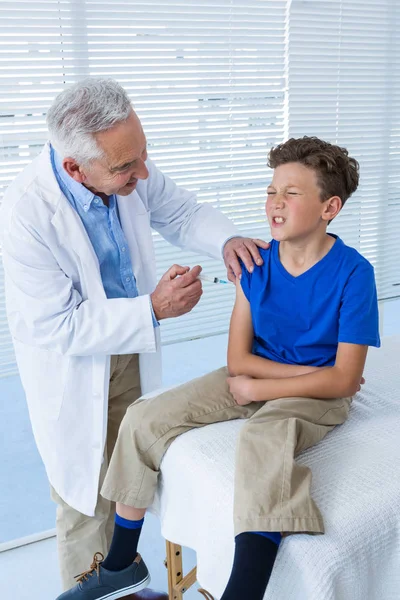 Arzt gibt dem Patienten eine Spritze — Stockfoto