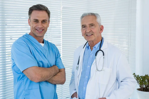 Médico y cirujano en la clínica — Foto de Stock