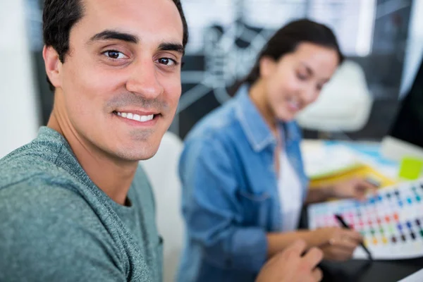 Graphistes souriants au bureau — Photo