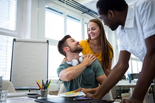 Grafikdesigner interagieren am Schreibtisch — Stockfoto