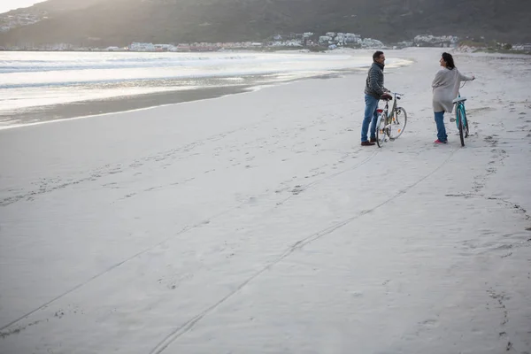 Pareja de pie con la bicicleta interactuando —  Fotos de Stock