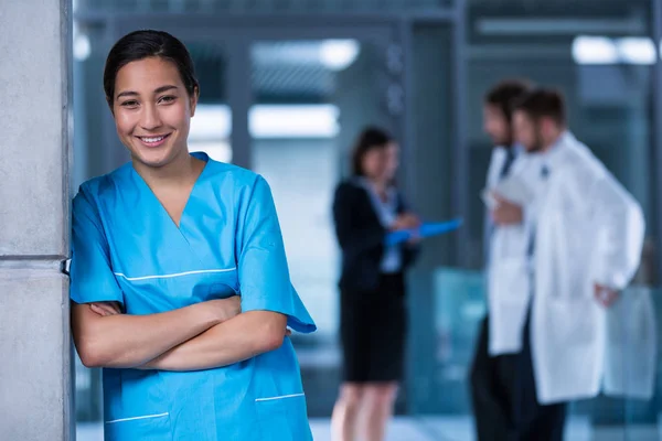 Lachende verpleegkundige permanent in het ziekenhuis — Stockfoto