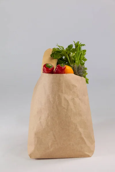 Frutas e legumes no saco de supermercado — Fotografia de Stock