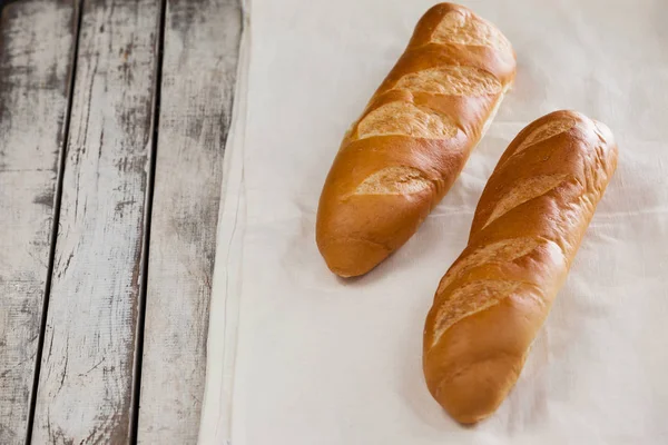 Twee stokbrood op servet — Stockfoto