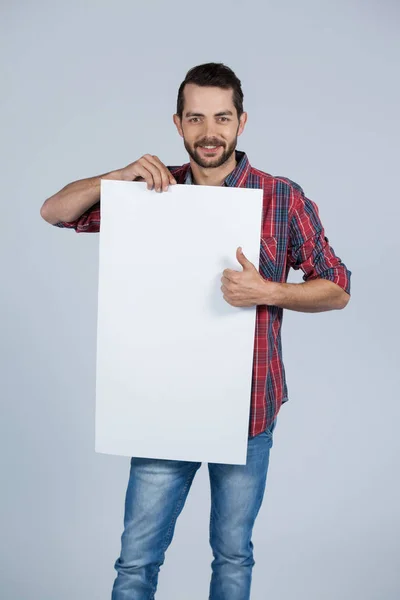 Hombre sosteniendo un cartel en blanco —  Fotos de Stock