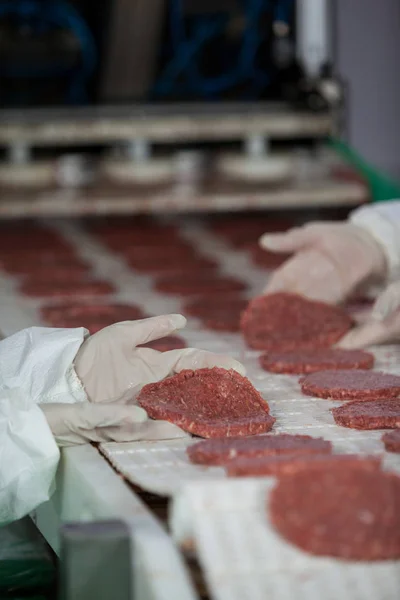 Řezníci zpracování hamburger patty — Stock fotografie
