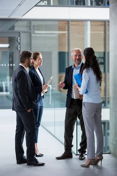 Ondernemers met een discussie in gang van het kantoor — Stockfoto