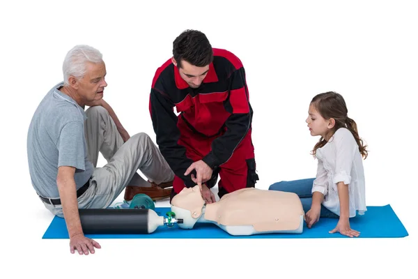 Záchranáře výcvik kardiopulmonální resuscitace pro člověka a dívka — Stock fotografie