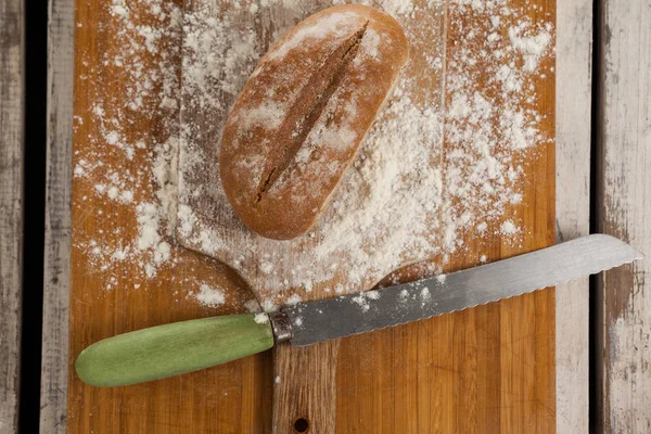 도 마에 칼으로 빵 덩어리 — 스톡 사진