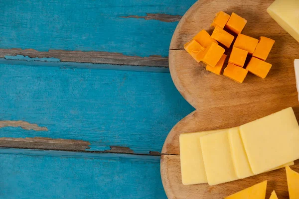Variedad de queso en tabla de cortar — Foto de Stock