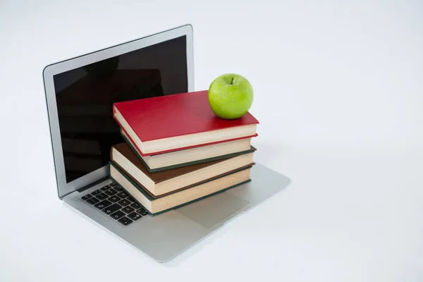 Laptop, pila di libri e mela — Foto Stock