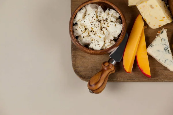 Różne sery i nóż — Zdjęcie stockowe