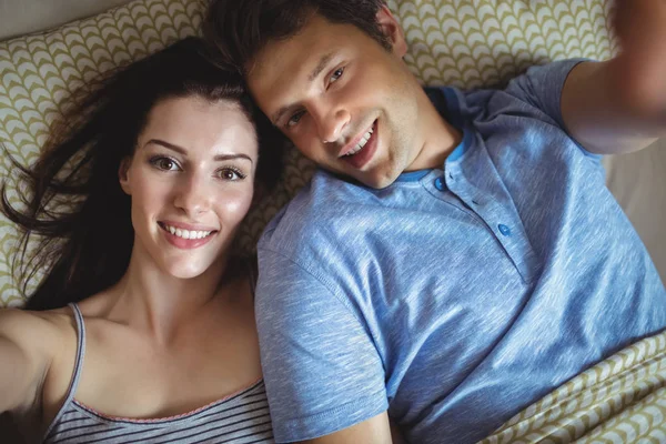 Casal romântico relaxante na cama — Fotografia de Stock