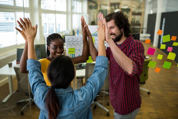 Team von Führungskräften gibt High Five — Stockfoto