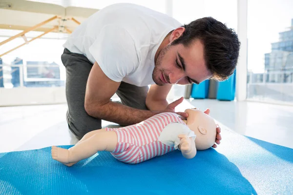 Paramedic practicing resuscitation on dummy — Stock Photo, Image