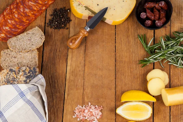 Сыр, ветчина и хлеб с различными ингредиентами — стоковое фото