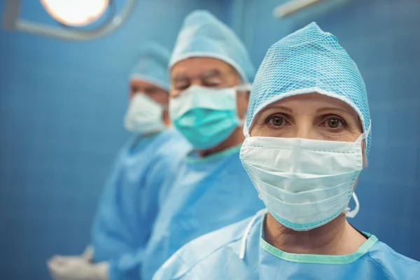 Vrouwelijke chirurg dragen chirurgisch masker — Stockfoto