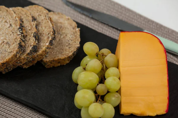 Brown bread, grapes and gouda cheese — Stock Photo, Image