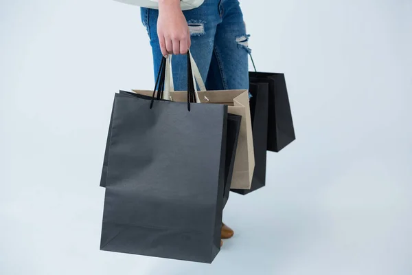 Mujer llevando bolsas de compras —  Fotos de Stock