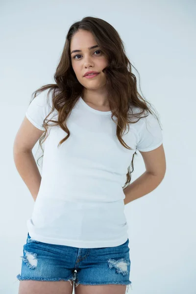 白の t シャツとホットパンツの女性 — ストック写真