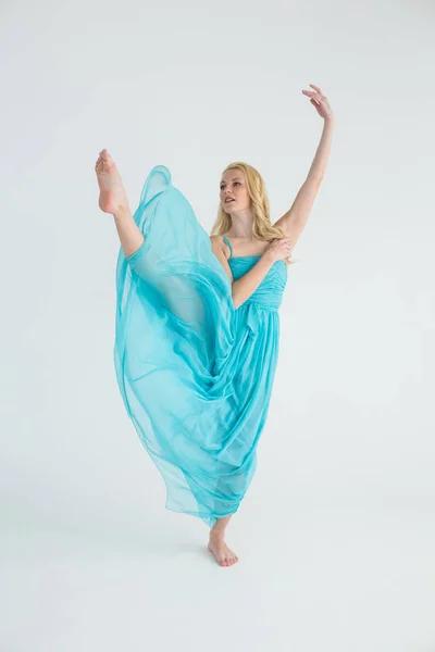 Danseuse pratiquant la danse contemporaine — Photo