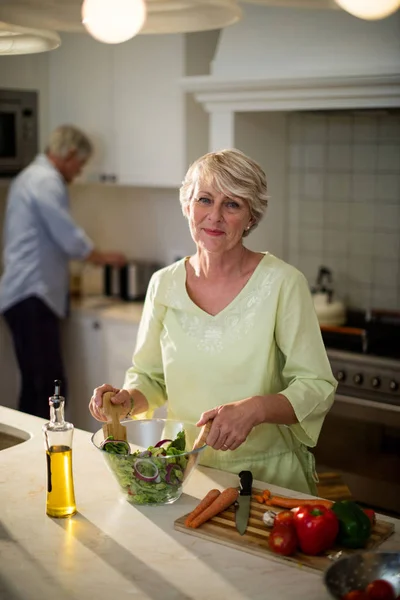 Mujer mayor preparando ensalada de verduras — Foto de Stock