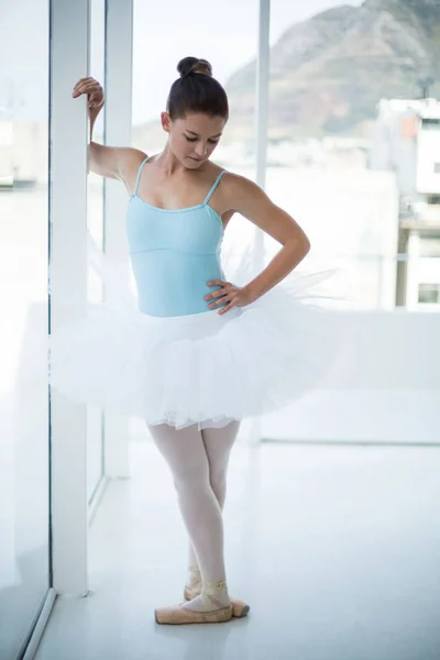 Nachdenkliche Ballerina steht am Fenster — Stockfoto