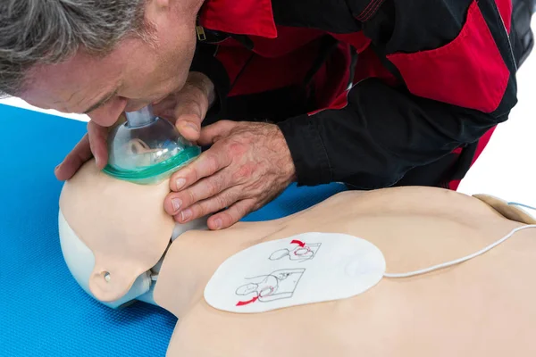 Un ambulancier souffle de l'oxygène sur un mannequin — Photo