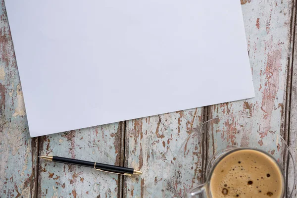 Cup of coffee with pen and paper — Stock Photo, Image