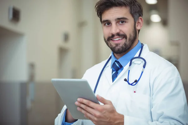 Médico masculino usando tablet digital no corredor — Fotografia de Stock