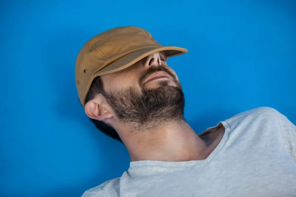 Hombre en gorra relajante —  Fotos de Stock